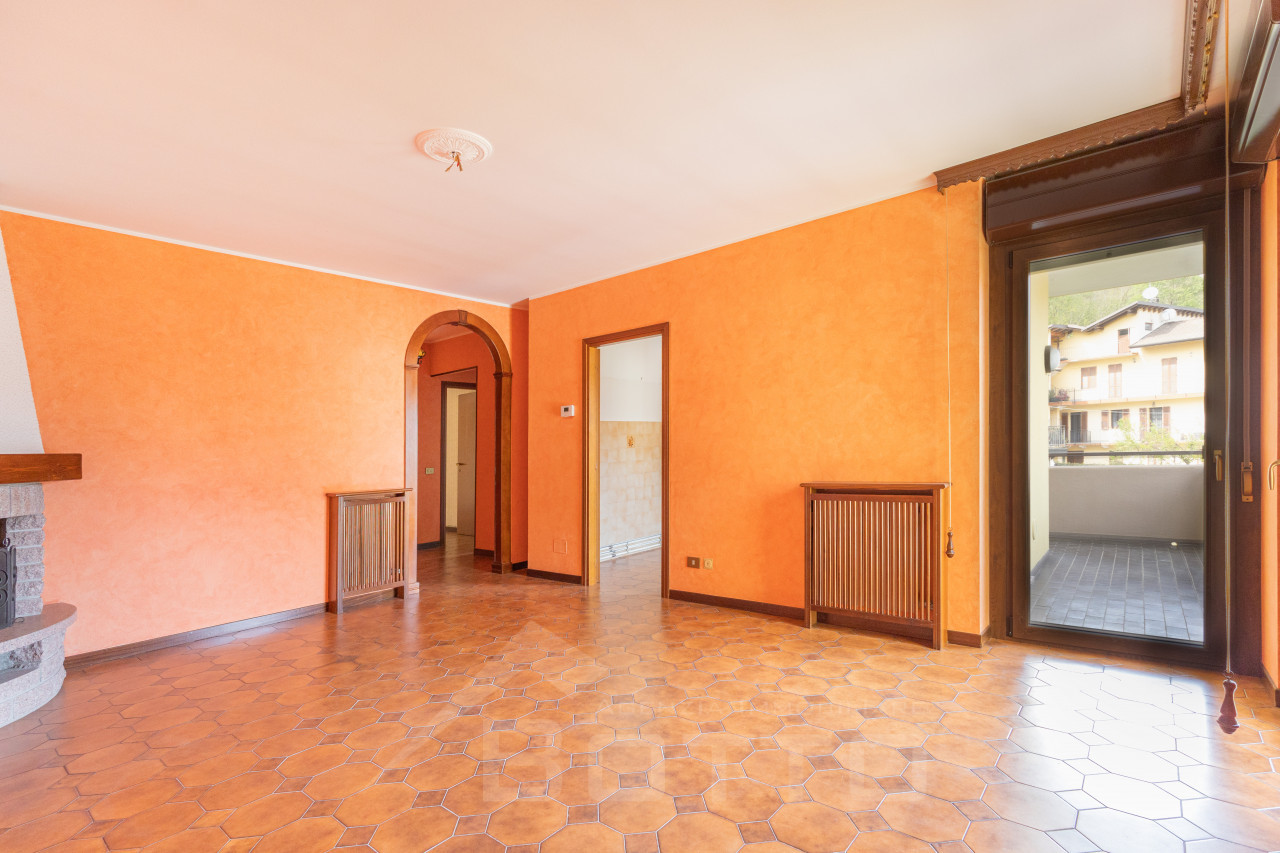 000__appartamento-vendita-casale-corte-cerro-soggiorno2_wmk_0