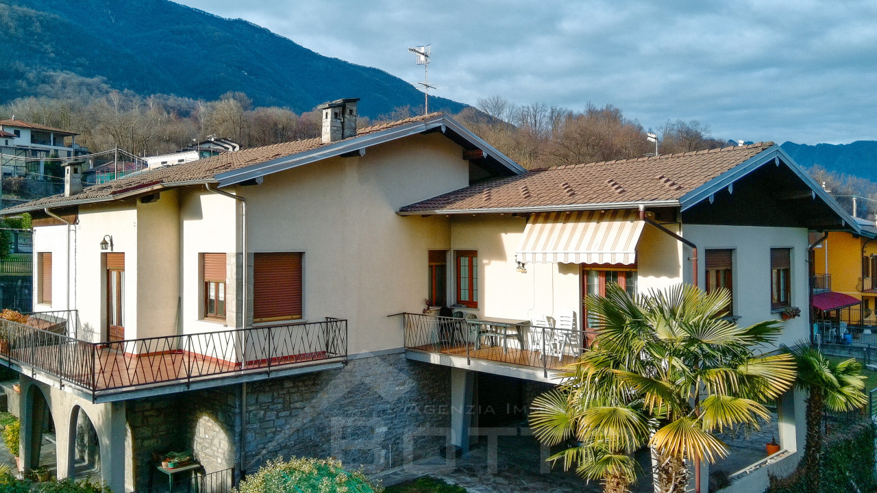 000__bifamiliare-vendita-casale-corte-cerro-esterno1_wmk_0