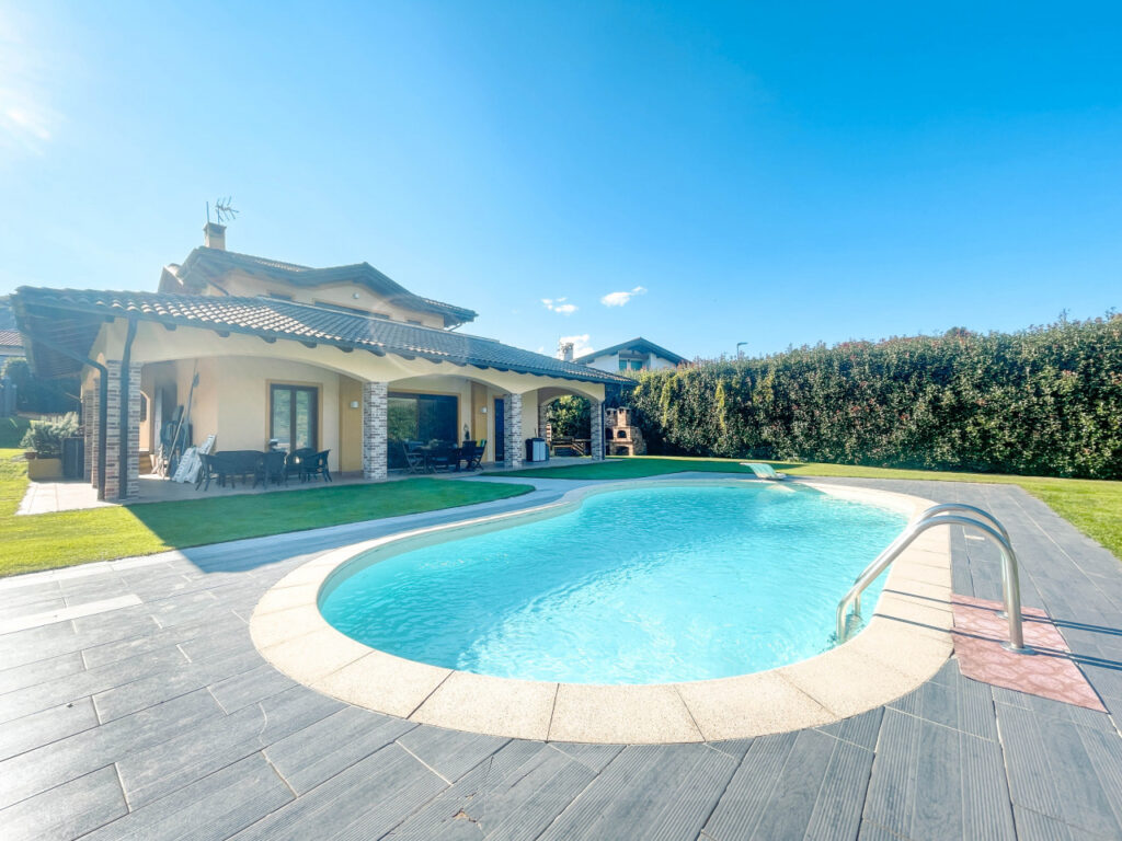 Villa in vendita a Brovello Carpugnino, con piscina