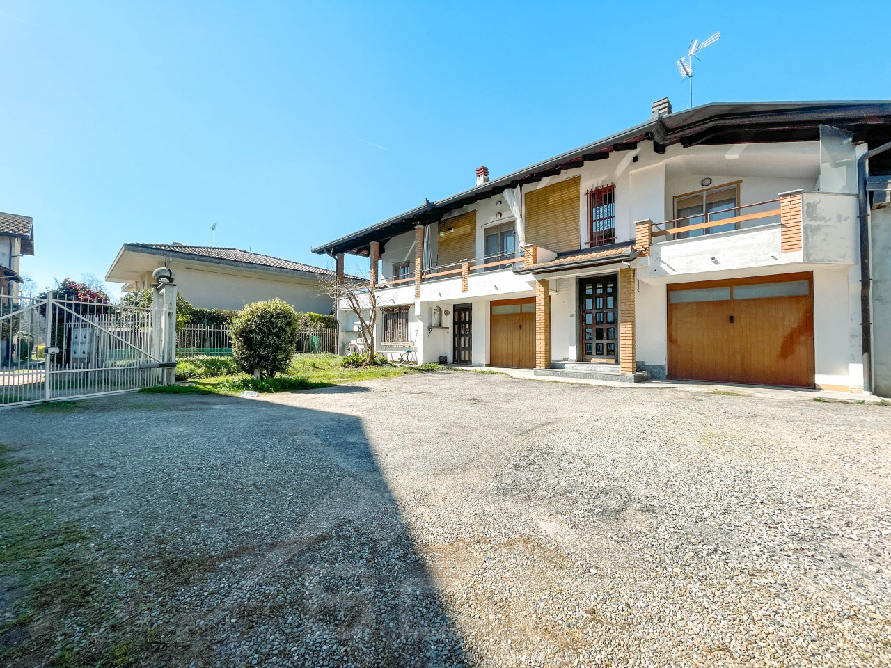 000__casa-vendita-gattico-cortile