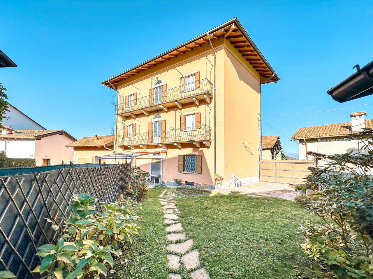 000__casa-vendita-gignese-giardino2