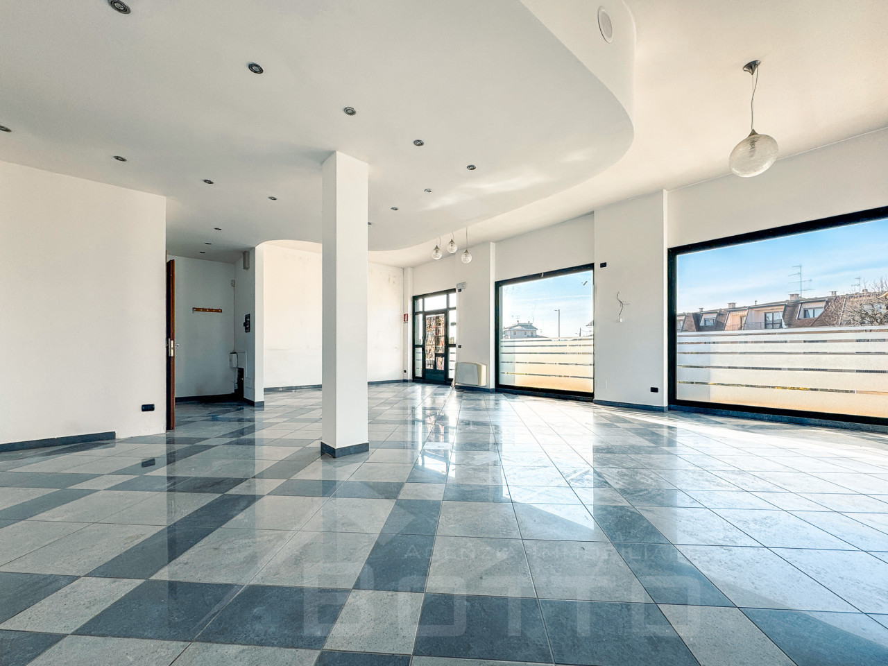 000__vendita-negozio-borgomanero-interno3_wmk_0