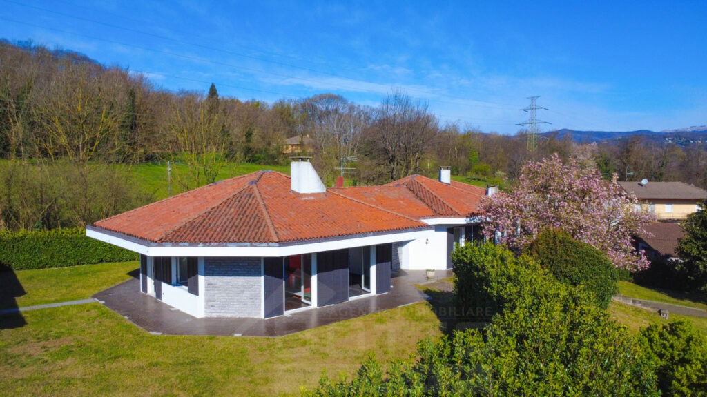 Villa in vendita ad Arona, zona Mercurago