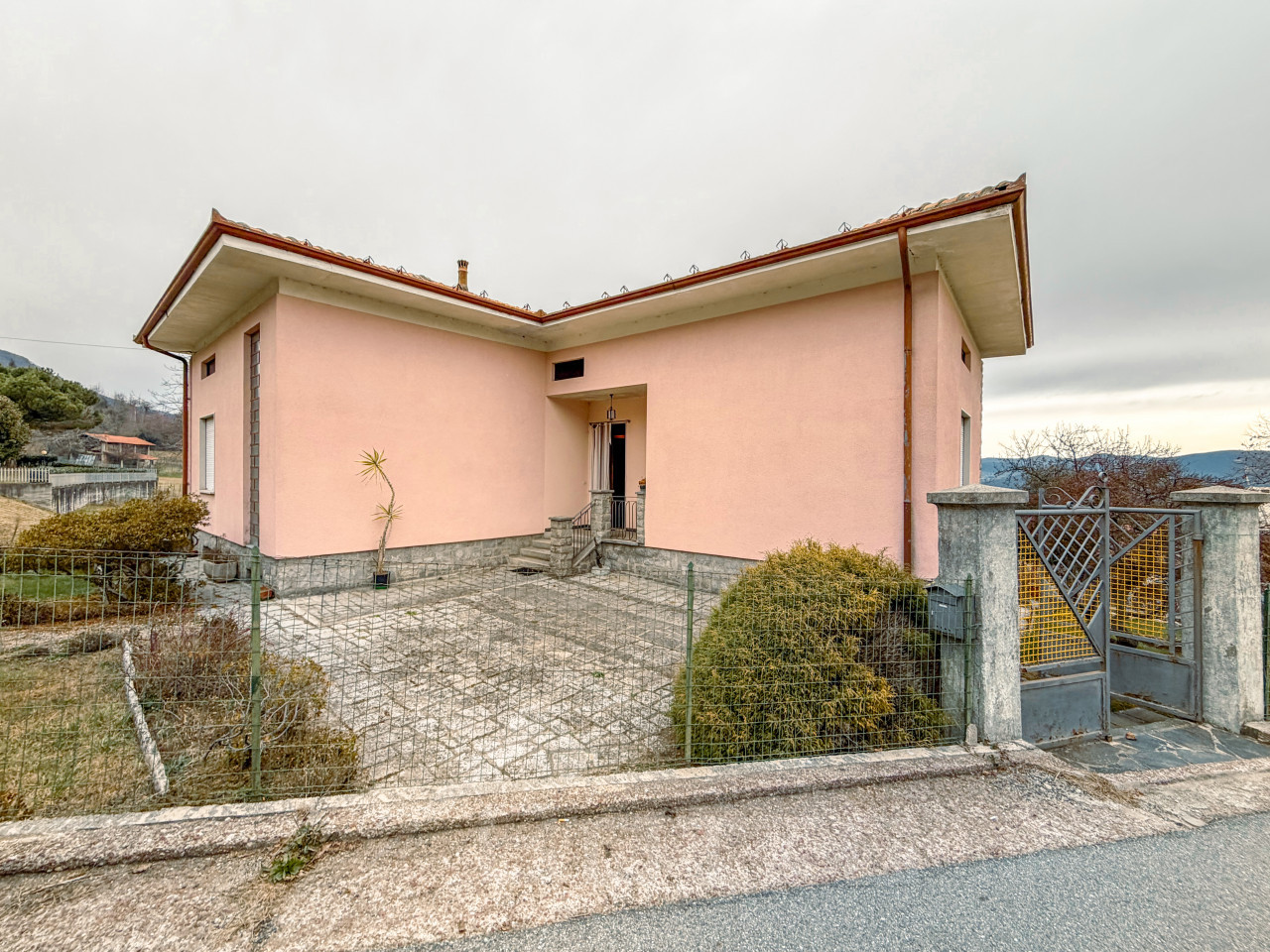 000__villa-vendita-madonna-del-sasso-esterno_wmk_0