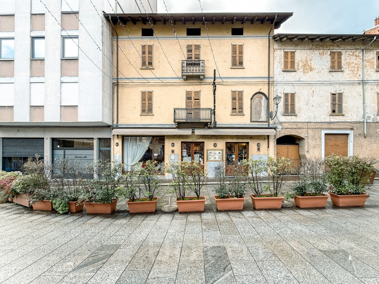 001__bar-vendita-borgosesia-esterno3_wmk_0