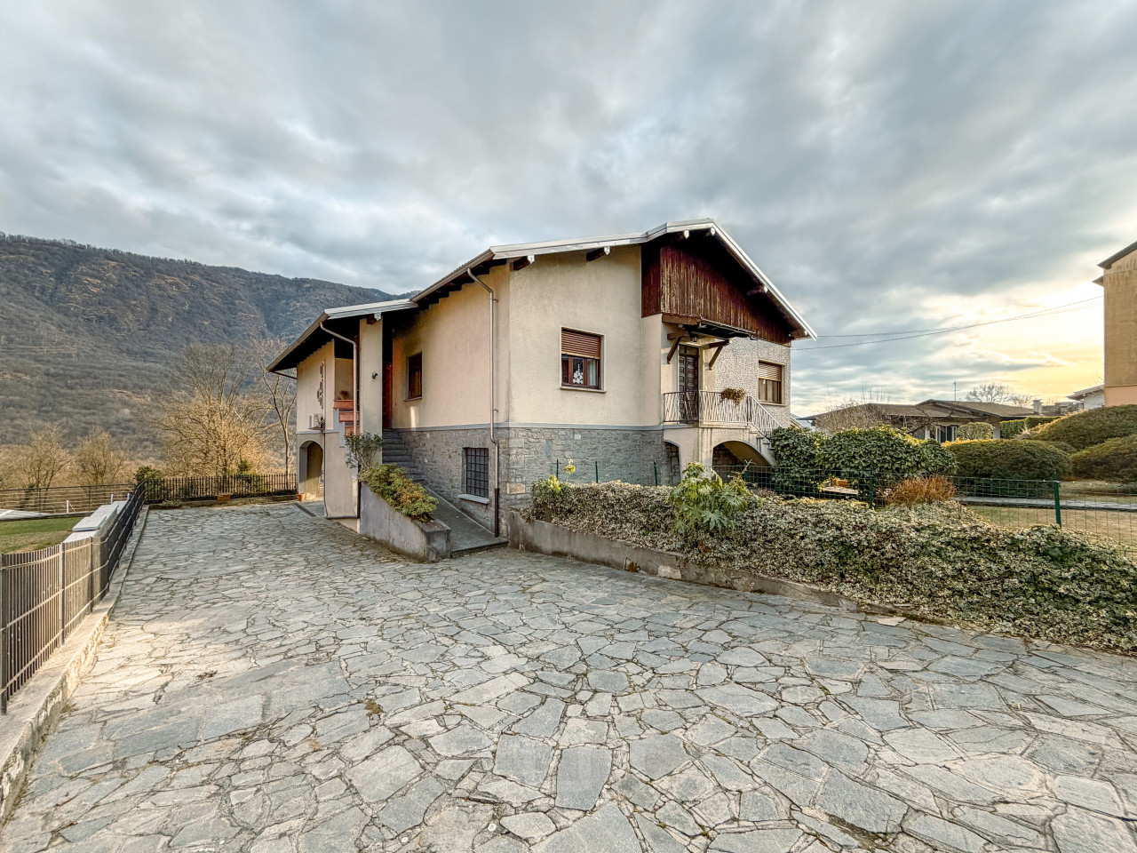 001__bifamiliare-vendita-casale-corte-cerro-esterno10_wmk_0