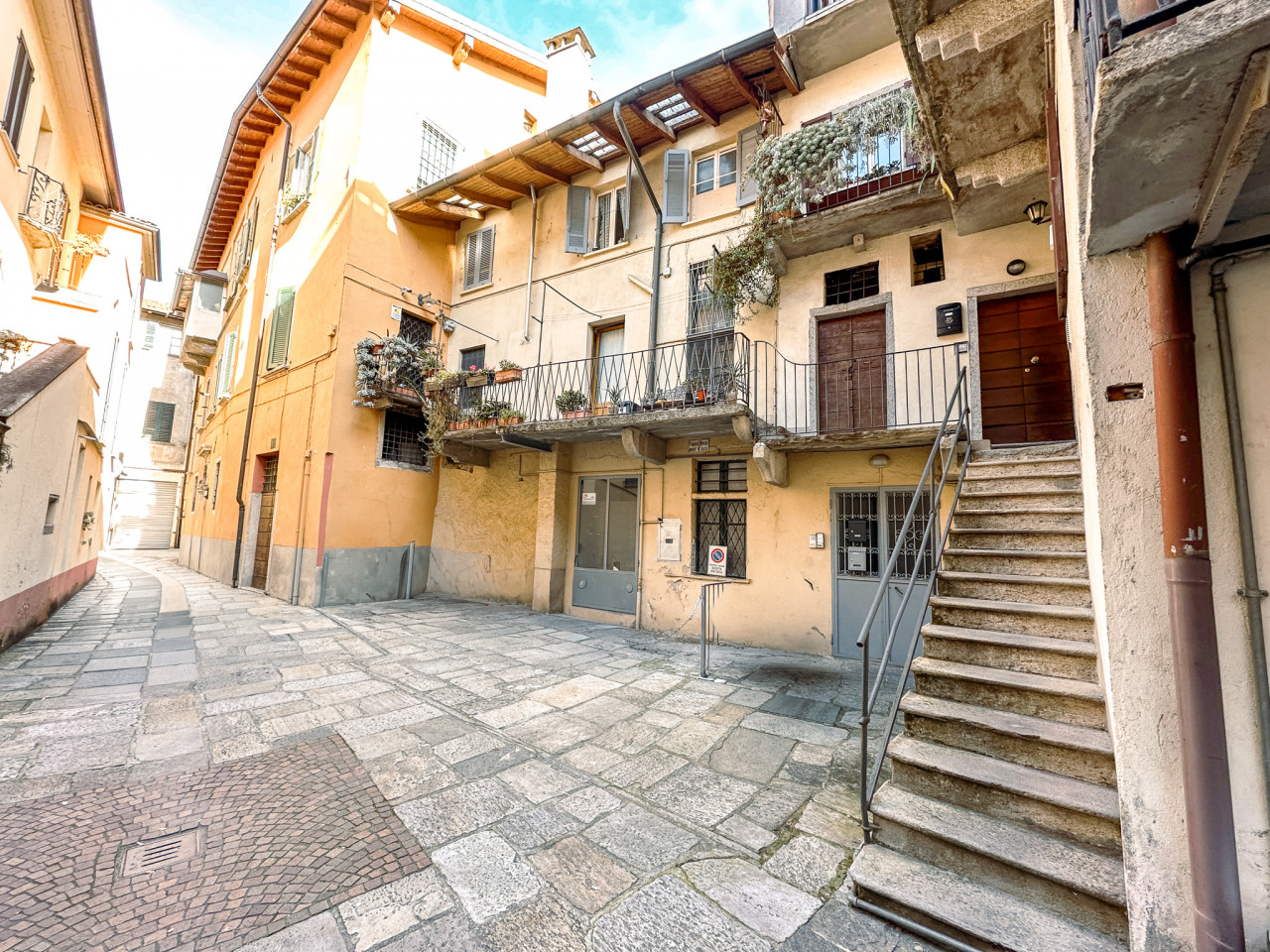 001__vendita-appartamento-stresa-cortile