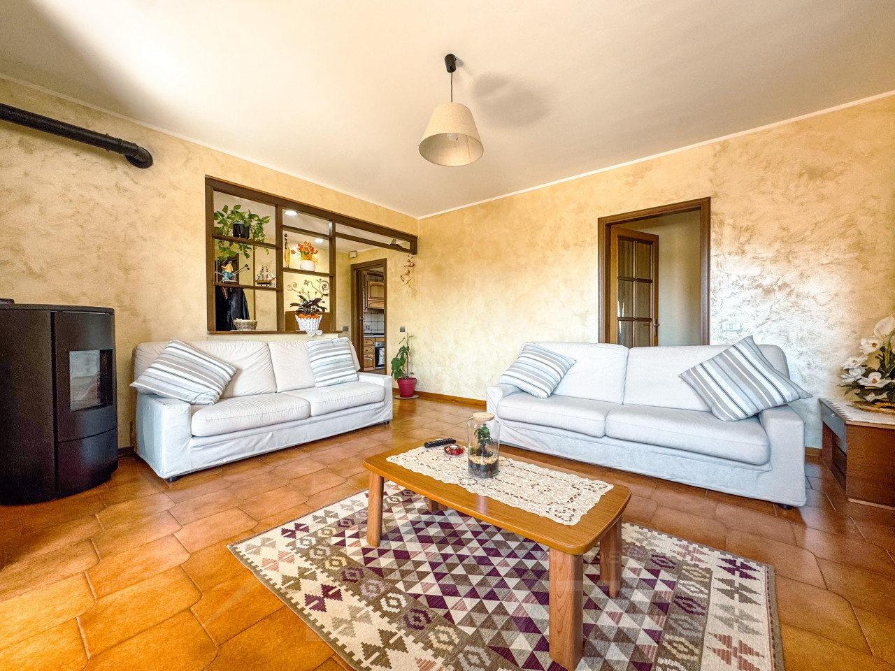 002__appartamento-vendita-borgomanero-salotto1_wmk_0