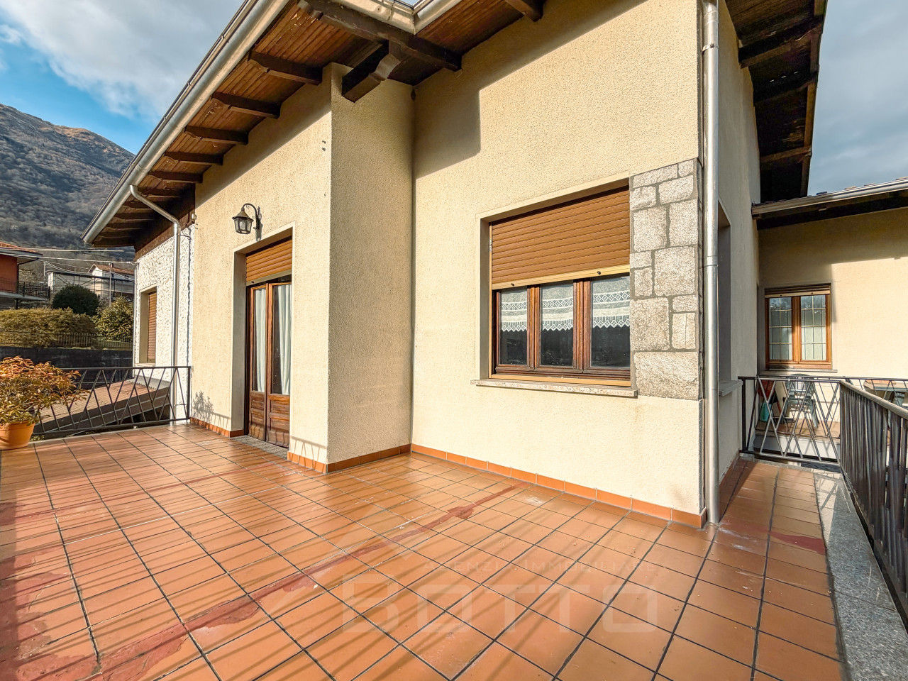002__bifamiliare-vendita-casale-corte-cerro-balcone2_wmk_0