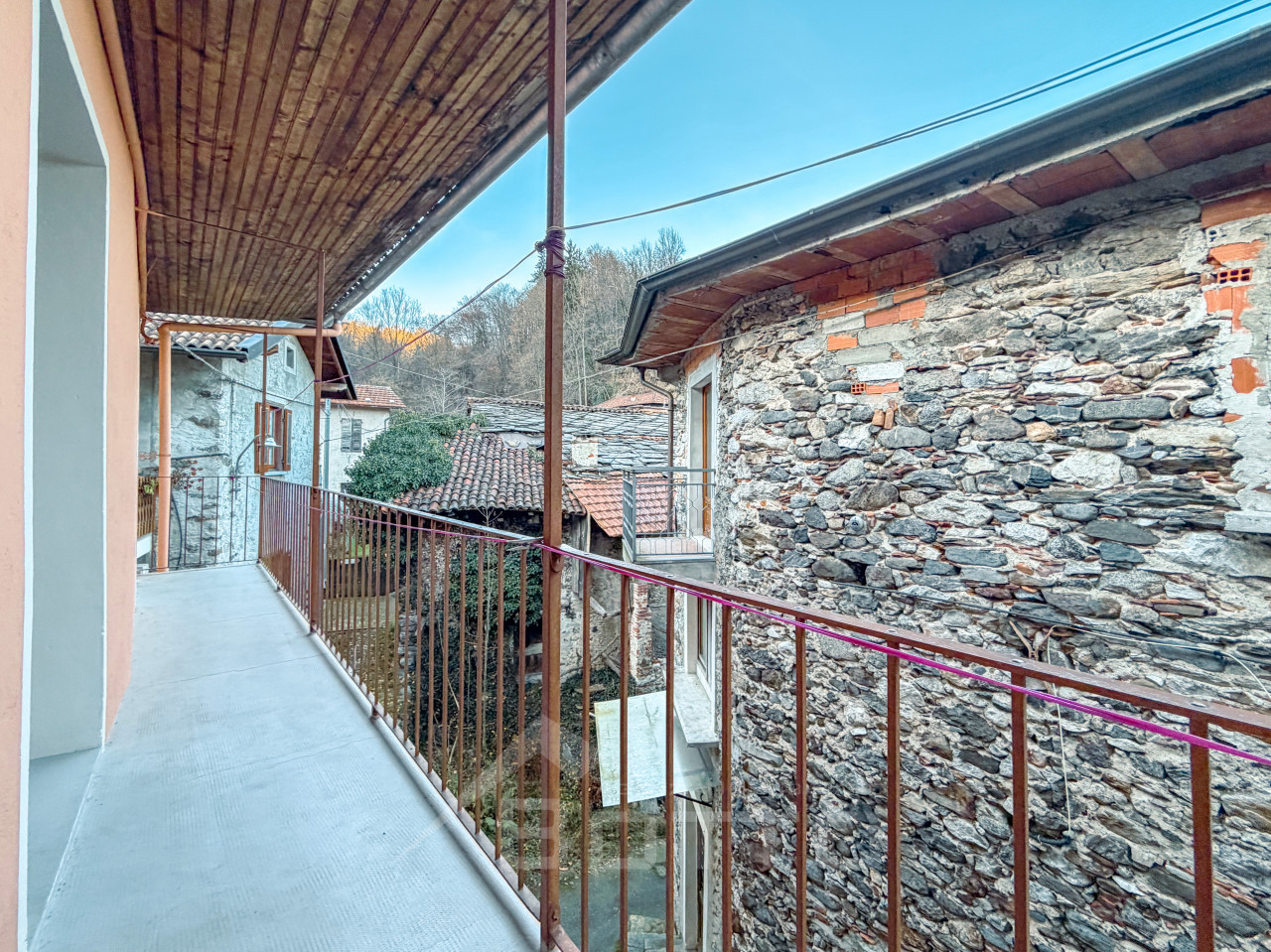 002__casa-vendita-varallo-balcone1_wmk_0