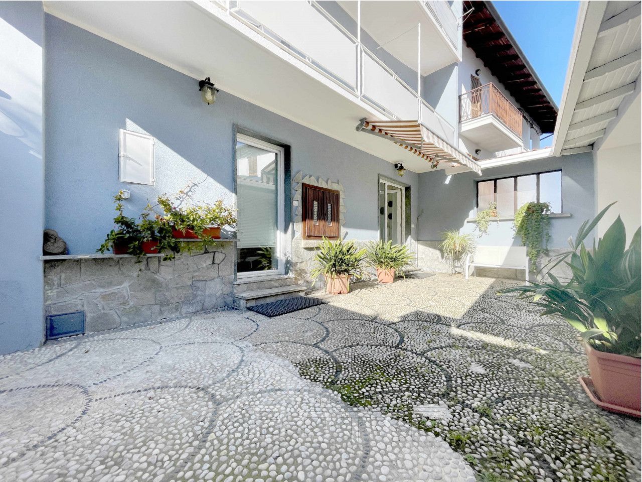 003__casa-vendita-soriso-cortile