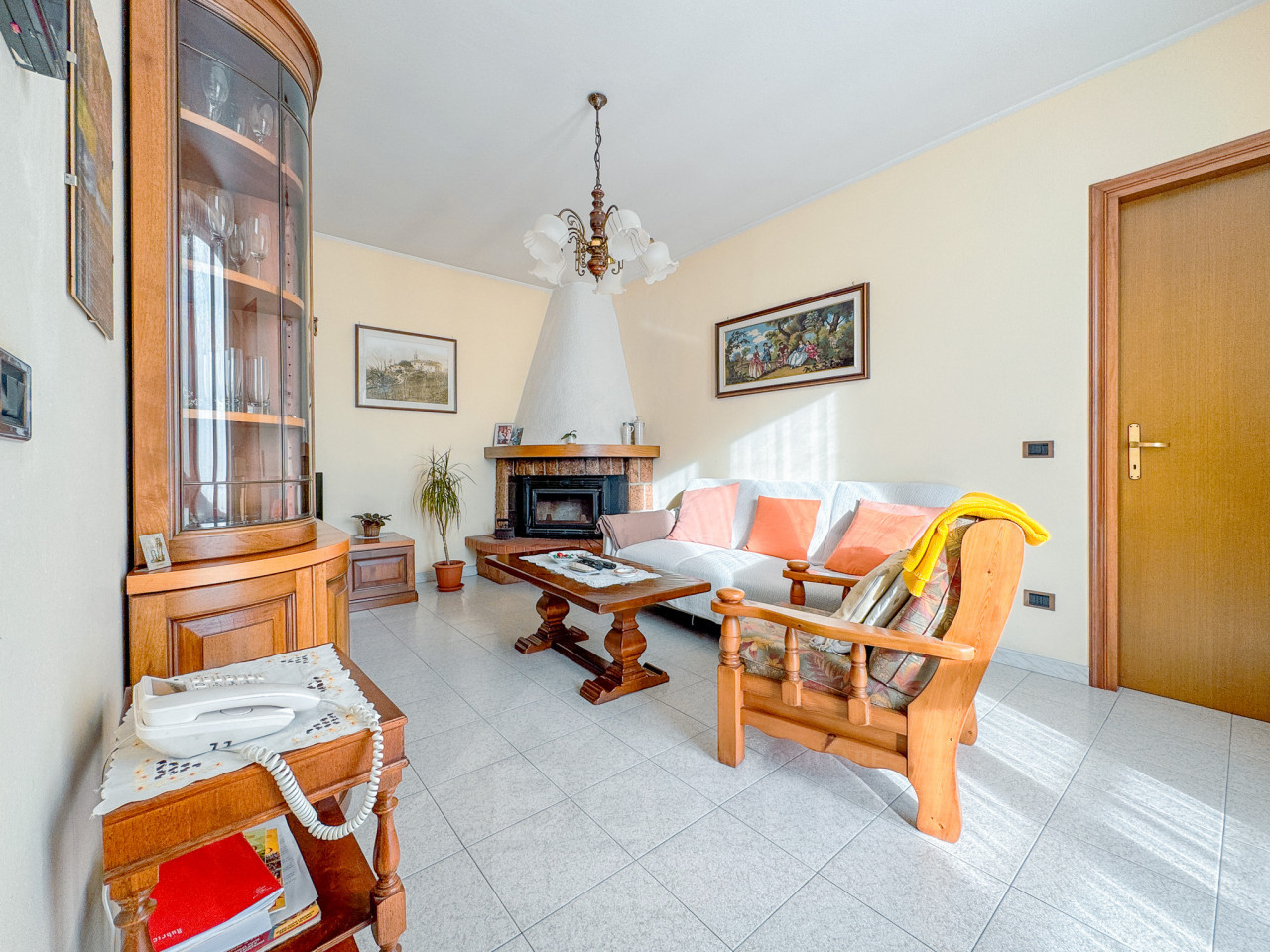 003__vendita-casa-schiera-oleggio-castello-soggiorno_wmk_0