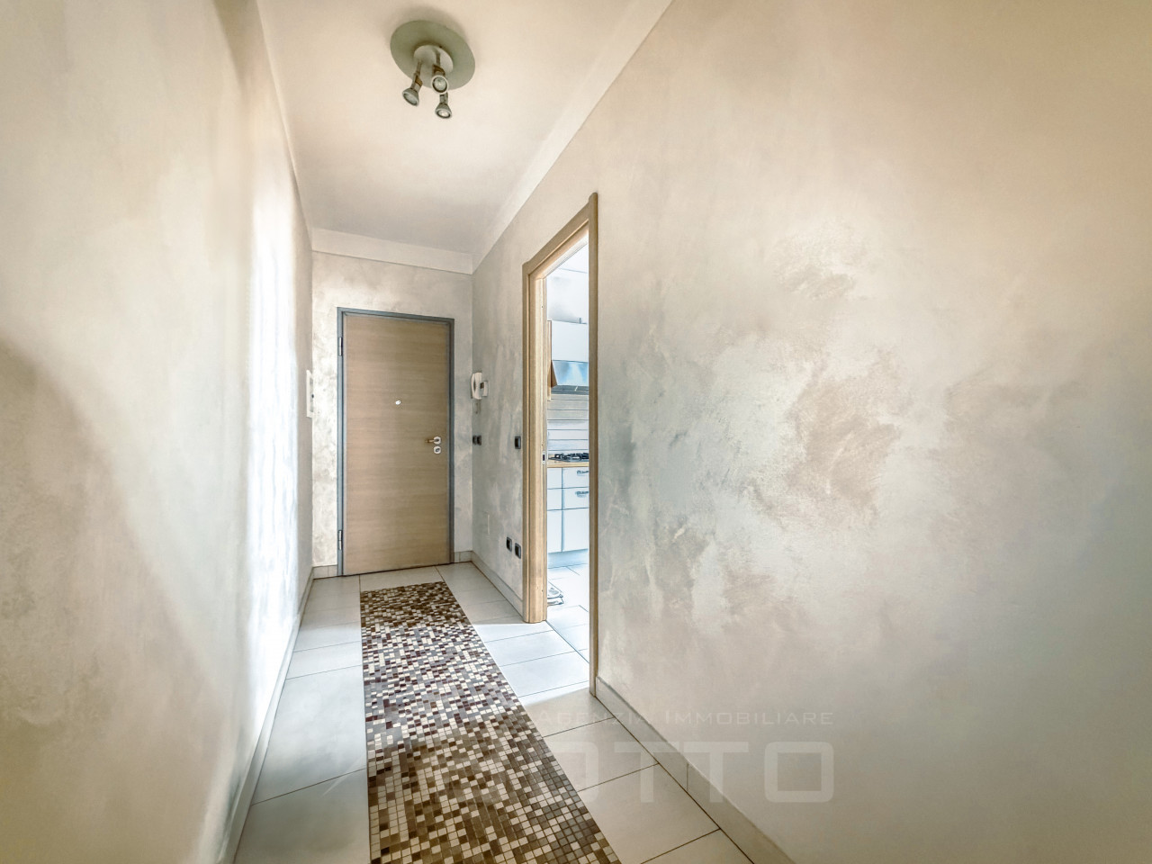 003__villa-vendita-gravellona-corridoio1_wmk_0