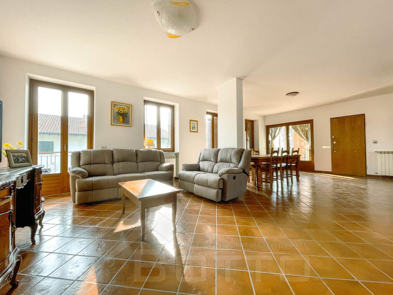 004__casa-vendita-suno-salotto2_wmk_0