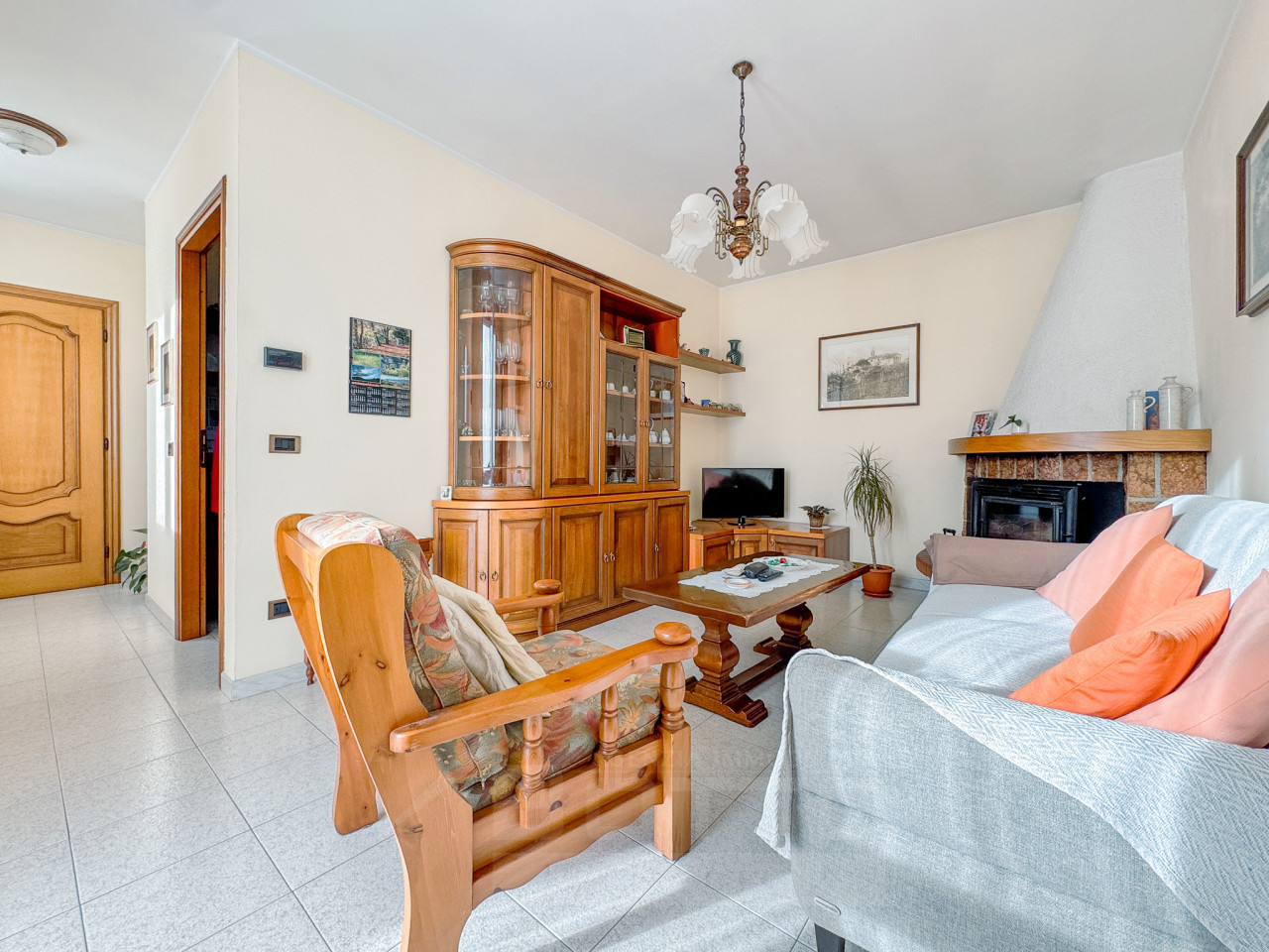 004__vendita-casa-schiera-oleggio-castello-soggiorno2_wmk_0