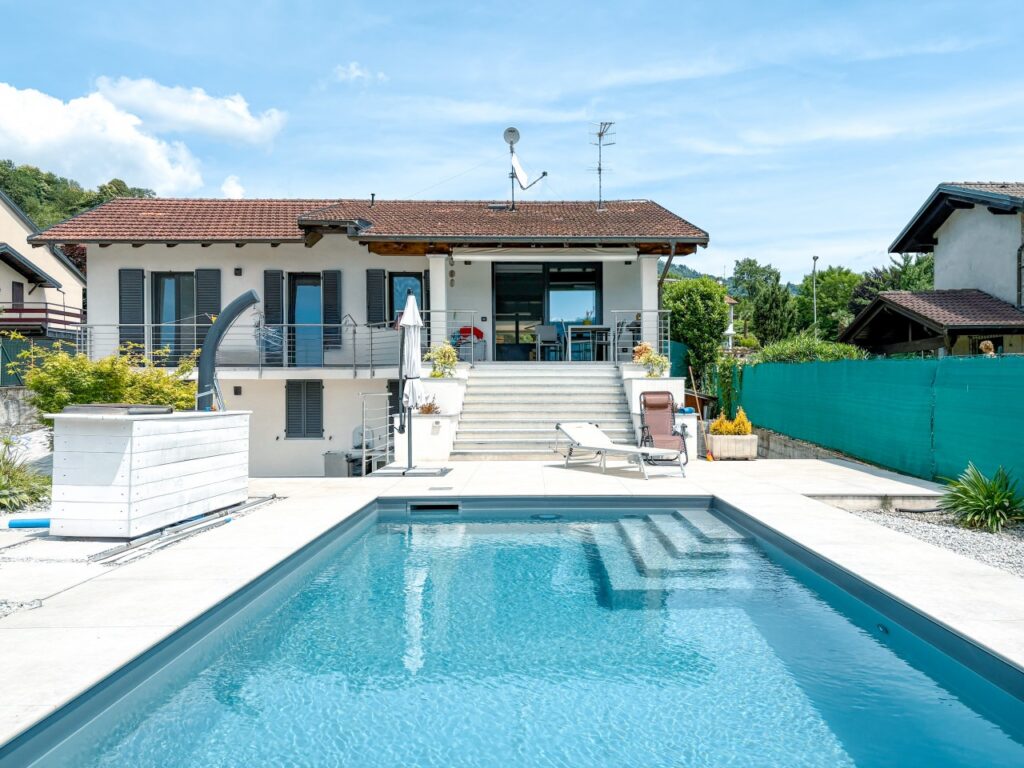 Villa in vendita a Pettenasco con piscina e vista lago