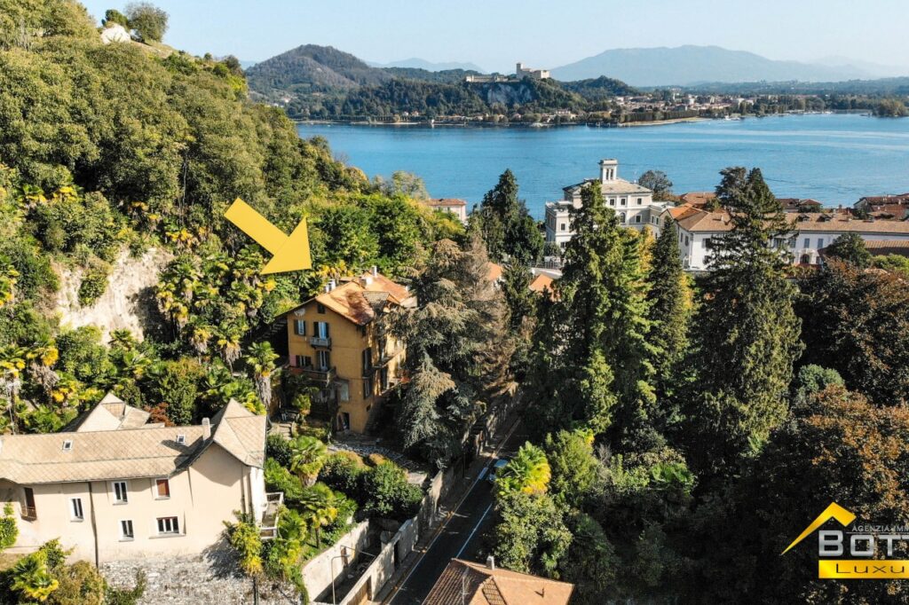Villa d’epoca in vendita ad Arona, con vista