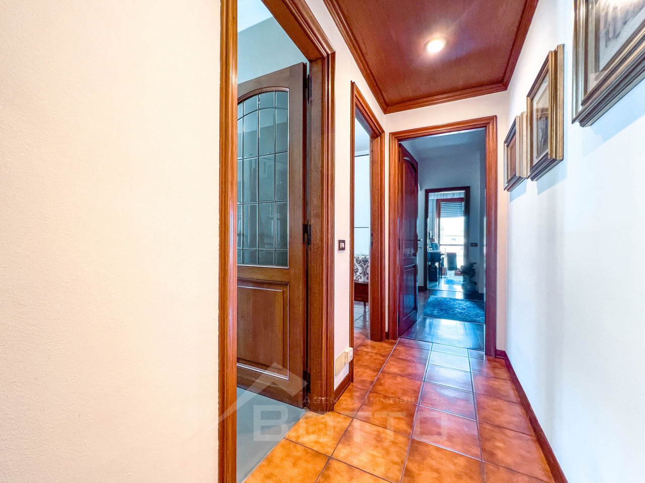 016__villa-vendita-borgosesia-1piano-corridoio_wmk_0
