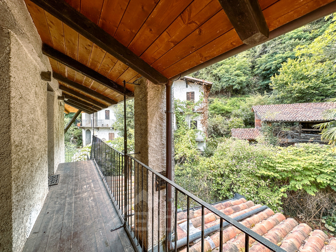 017__casa-vendita-varallo-balcone_wmk_0