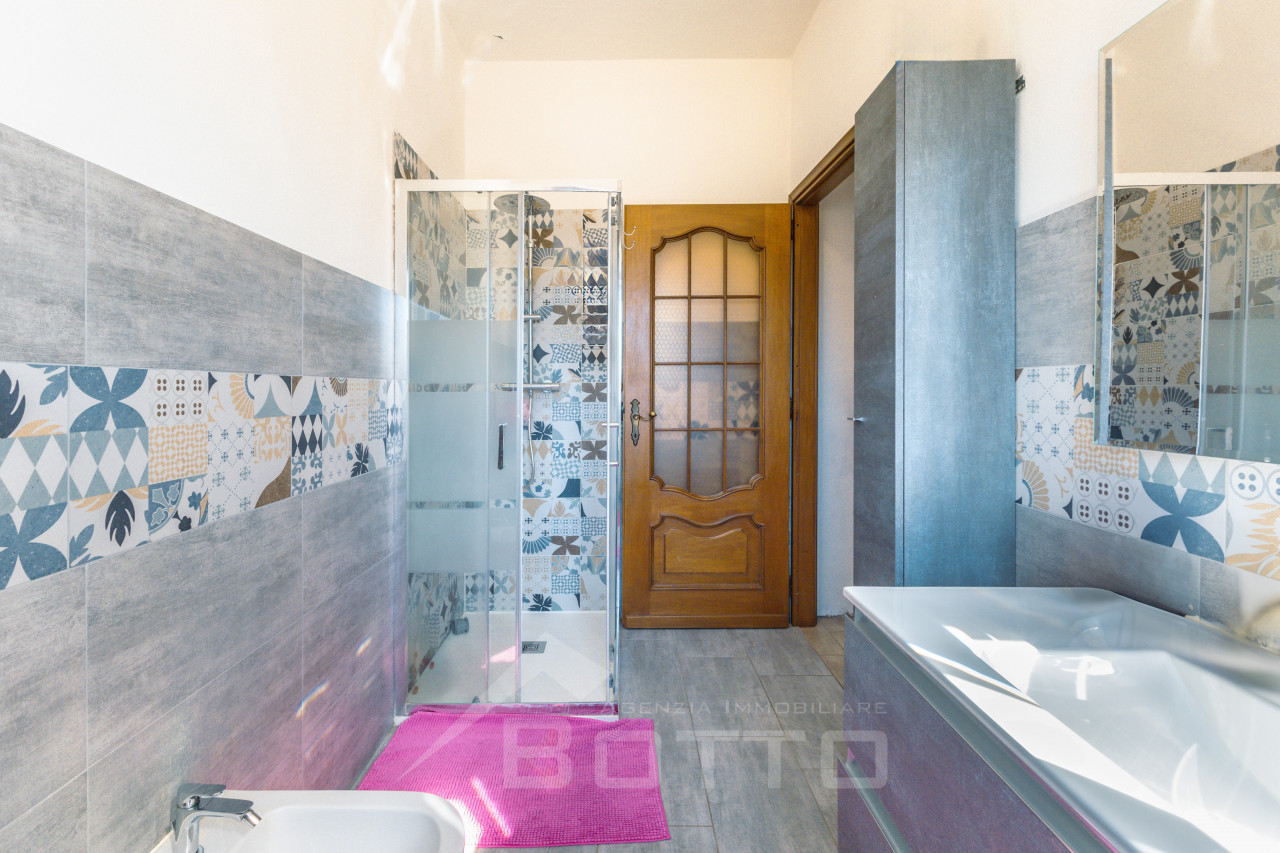 019__appartamento-vendita-grignasco-bagno7_wmk_0